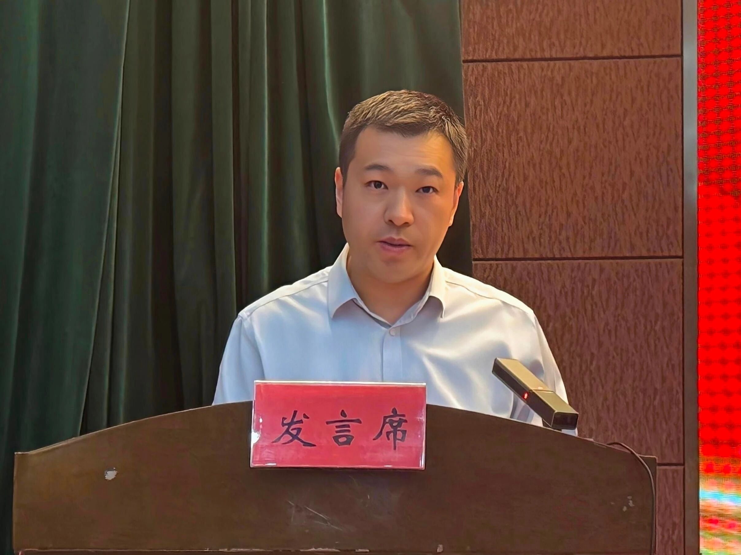 黄勇.jpg 黄勇.jpg